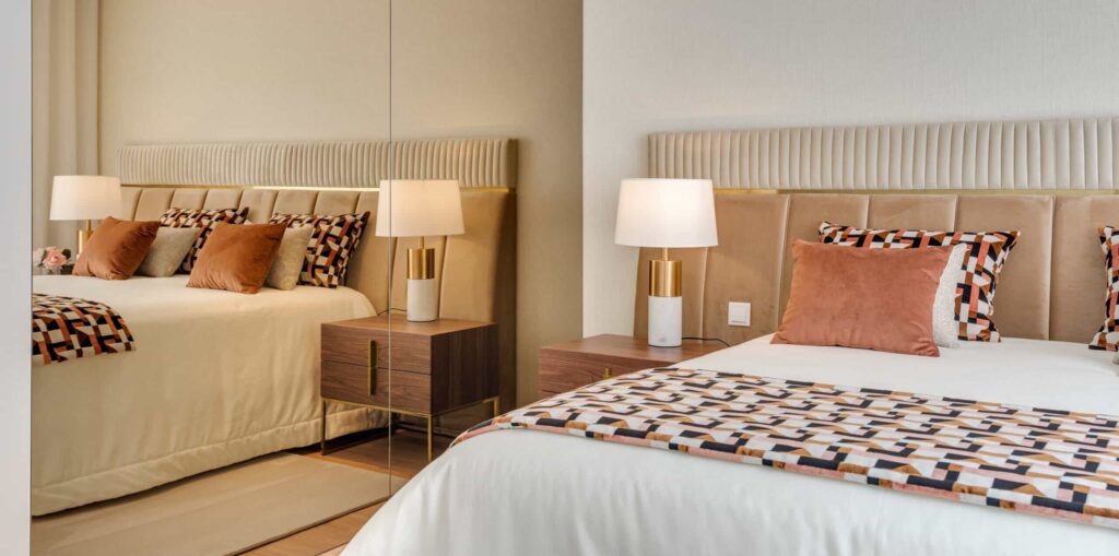 Design interiores espaço quarto cama e armário embutido com espelho